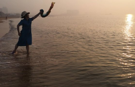 辽宁灯塔：大妈河边跳舞转圈太投入转晕掉河里，如何防范此类风险？