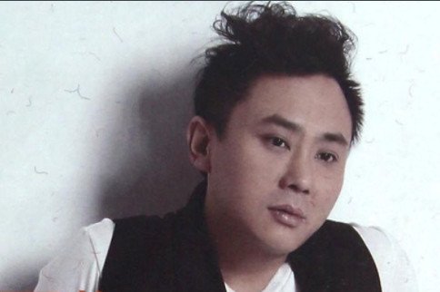 有一首歌歌词有一句是：和你相约老地方。。。。男生唱的，不过不是《十胜石》里的回到百年和你相约老地方