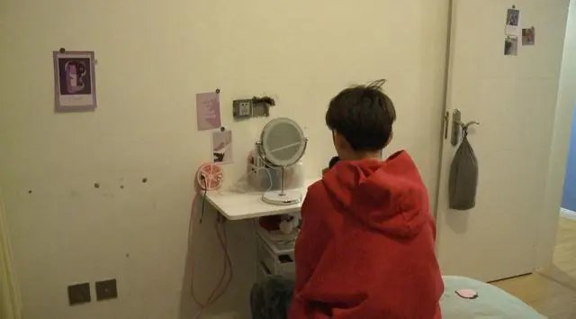 四川成都一女生租住1年房间发现隐秘摄像头，你如何看待这件事？