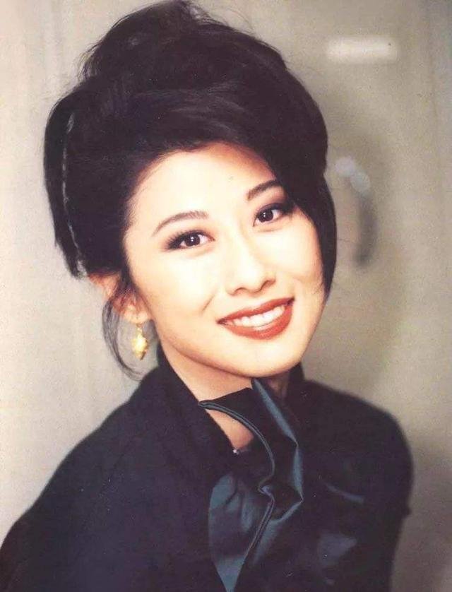 她苦苦爱了23年，站在林青霞身边是否也毫不逊色？