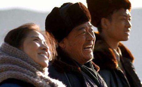 《温州一家人》里面那首柔和的钢琴弹奏的背景音乐叫什么？