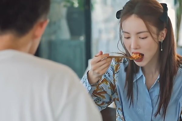 金晨喊话微博之夜：“明年能发个盒饭么”，干饭人实锤了吗？