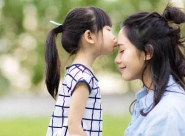 外出打工妈妈回家，孩子飞奔迎接，孩子对妈妈的爱有多深呢？