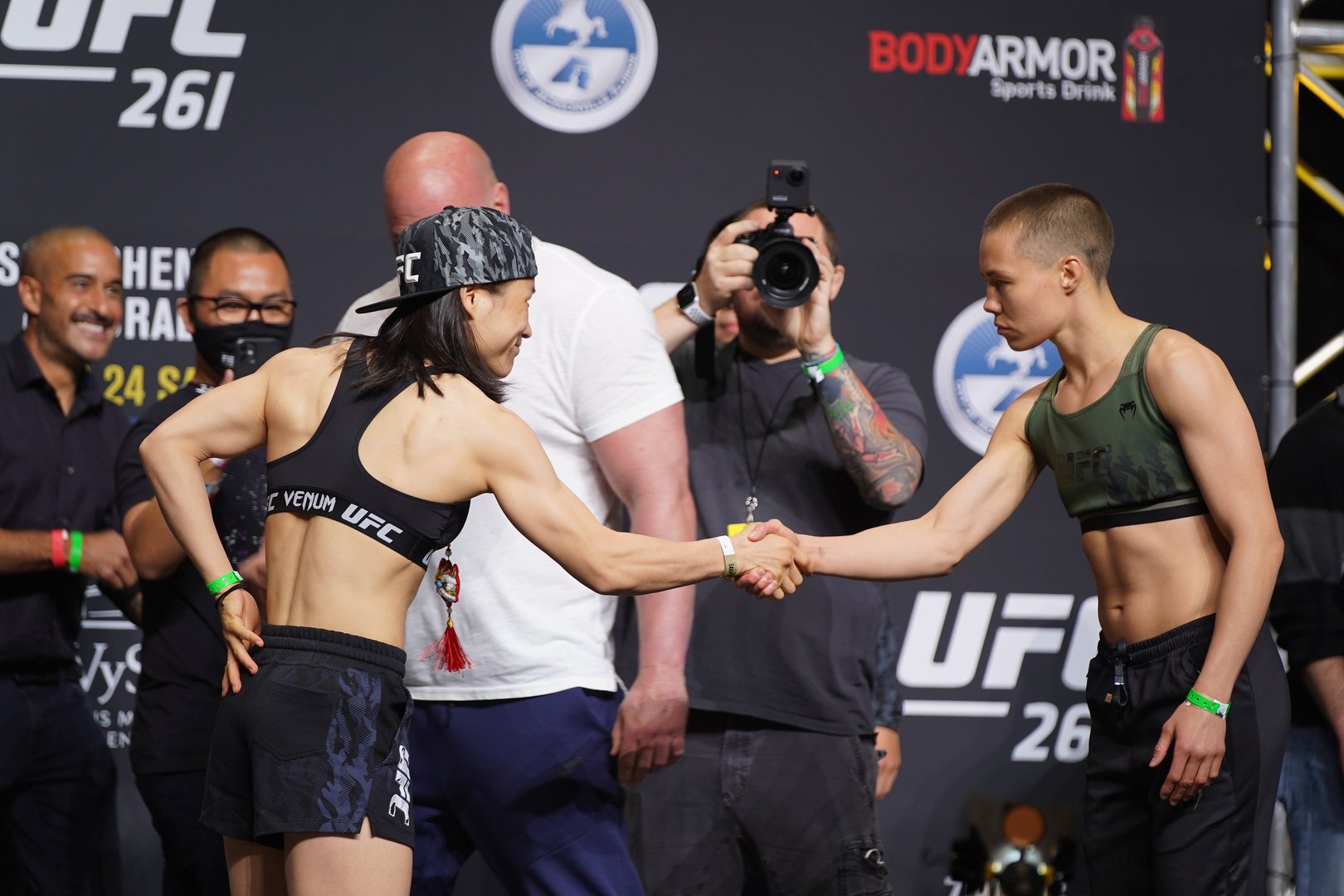 UFC 261女子草量级张伟丽卫冕失败，对手是谁？