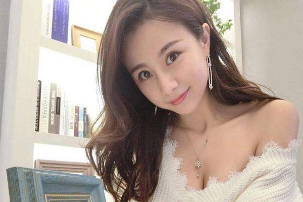 陈翔6点半球球被按在桌子上 球球的名字是因为她的胸太大了