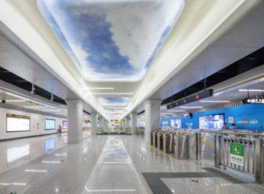 深圳地铁站有两名乘客抱摔互殴,事发当时的具体情况是怎样的?