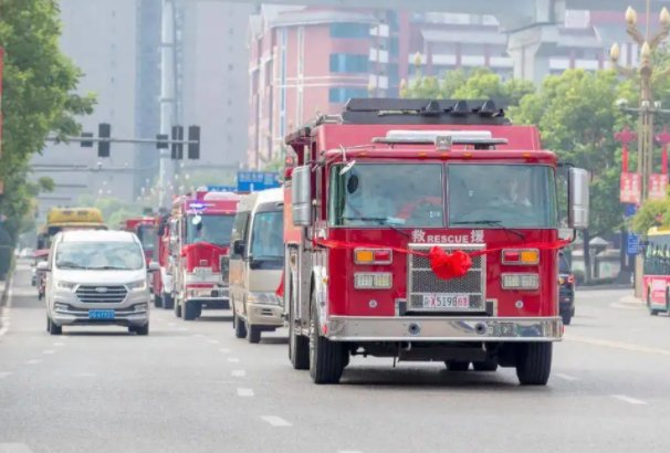 重庆人送消防员的东西好可爱，云南消防小哥哥都收到了哪些东西？