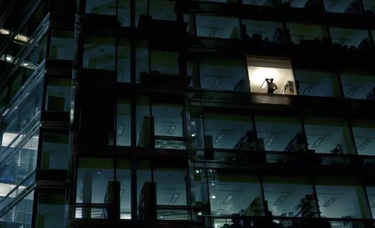 28岁的工程师在冬夜离世了，他生前的工作强度如何？