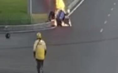 外卖小哥回应大火中救出同行,他是怎么说的?