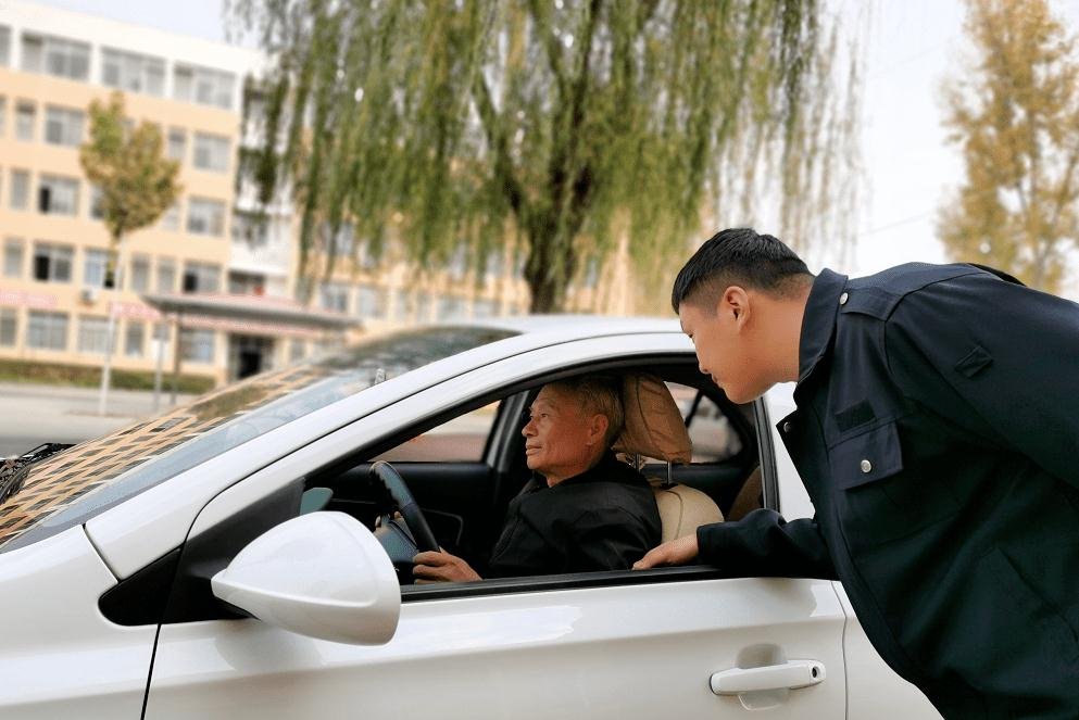 四川乐山92岁大爷学车不到两月拿到驾照，这名大爷有多厉害？