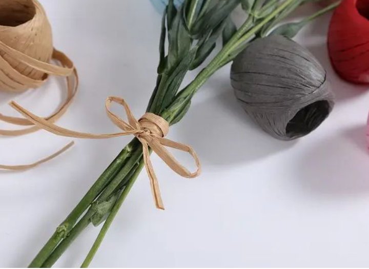 江苏南京女生收到男朋友礼物打开全是拉菲草，如何看“抠门”的男朋友？