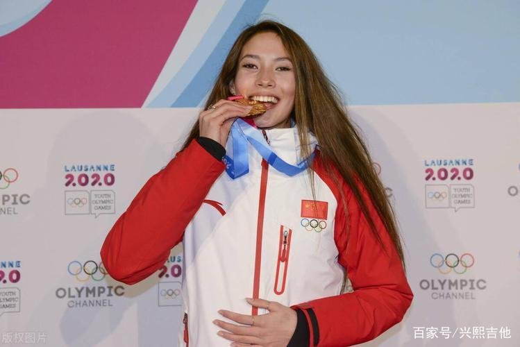 谷爱凌咬住金牌庆祝胜利，为何大多数冠军都会有这个姿势？