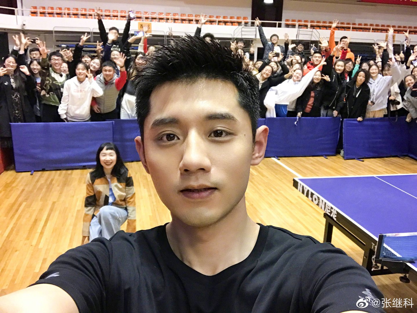 张继科自曝曾两次掉井盖，为何网友称“太会装了“?