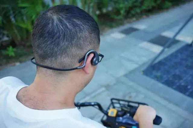 医生建议连续使用耳机听歌不超60分钟，医生为何会给出这样的建议？