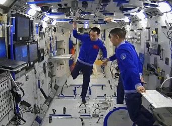 3名航天员在空间站打乒乓球,他们在空间站还做过哪些有意思的事?