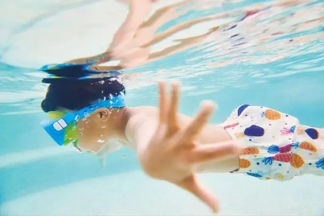 乐山上百名孩子游泳后检出2人腺病毒阳性，这种病毒的传播途径是什么？