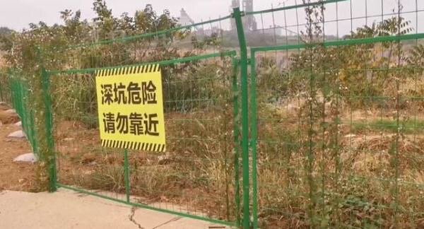 长沙一荒废矿坑成