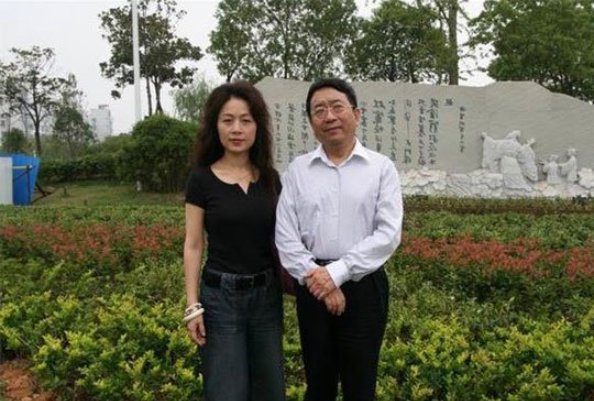 马兰在和余秋雨婚前有过感情经历吗，结过几次婚？