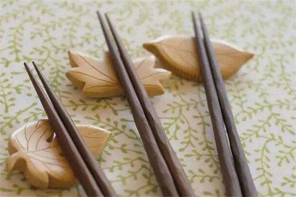 吃饭不能把筷子插在饭上，为何会有这种习俗？