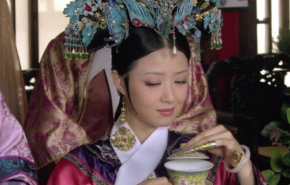《甄嬛传》甄嬛至死不知,曹琴默为何扔了肚兜留下蜜和香呢?