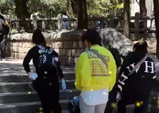 4名女子抬残疾好友登泰山，你如何看待这4名女子的行为?