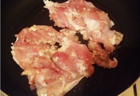 鸡扒的肉是鸡的哪部分肉？鸡扒里面为什么没有骨头？