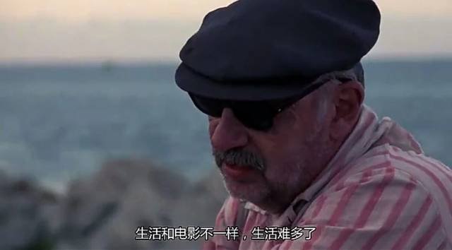 河北一司机汽车不慎落水，等救援还不忘做生意，透露出了成年人的哪些无奈？