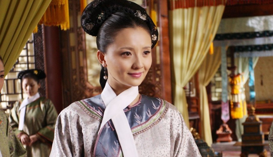 《甄嬛传》甄嬛至死不知,曹琴默为何扔了肚兜留下蜜和香呢?