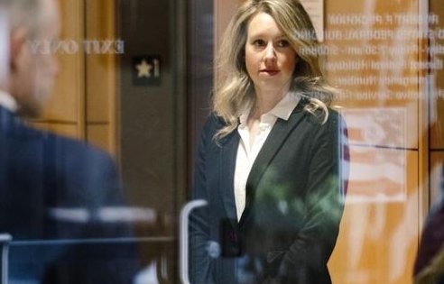 滴血验癌公司创始人将受审，她被指控了哪些罪名？