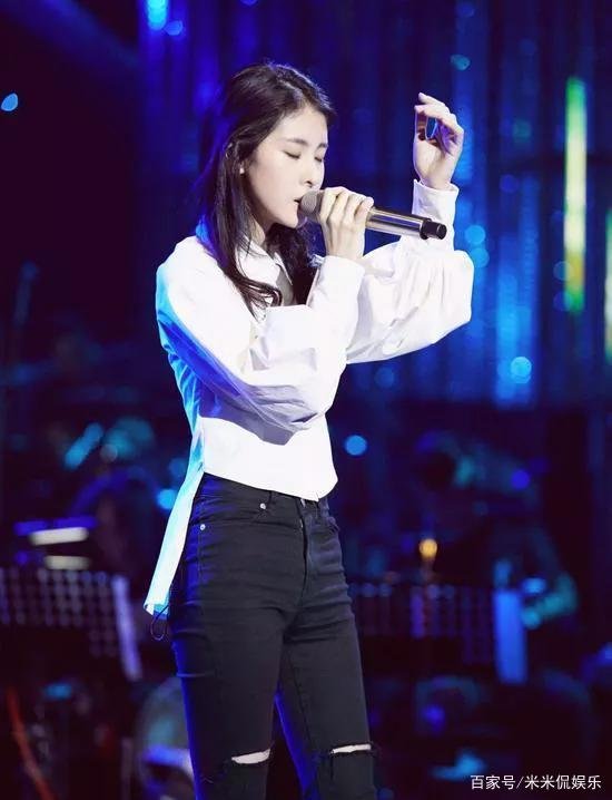 冯轲官宣与张碧晨开启新生活，网友替张靓颖打抱不平，究竟是怎么回事？