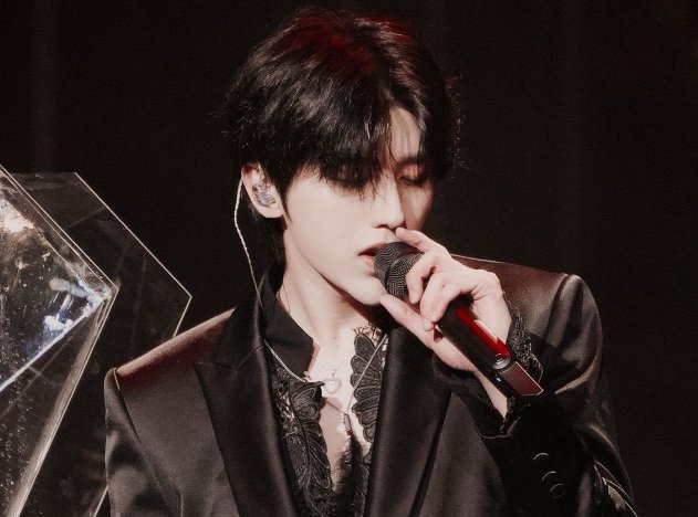 我轻轻一个吻,你疯狂体会什么歌