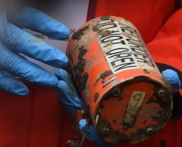 第二部黑匣子记录了操纵飞机的驾驶杆等参数，破译后会提供哪些帮助？