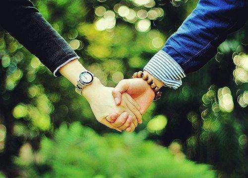 有没有一个人，会在你受伤的时候永远张开怀抱等着你？