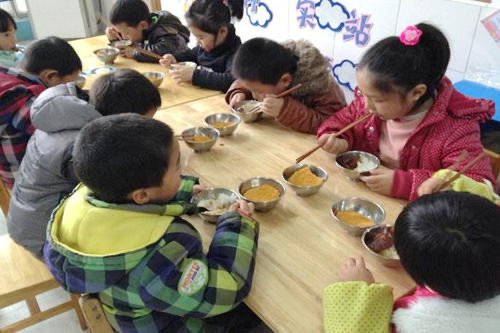 学生考100分老师奖励亲自喂饭，你觉得老师这样做可取吗？