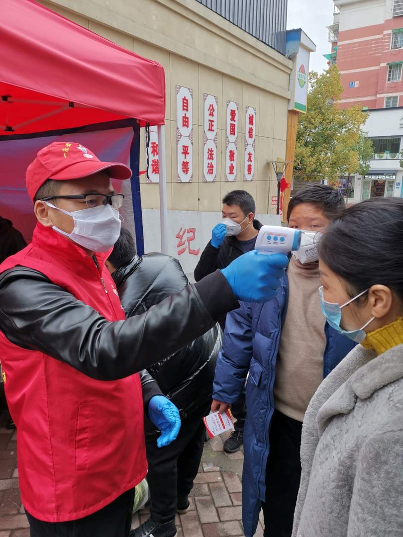 山东三名男子被困在隔离小区后当起了志愿者，他们为何会被困在隔离小区？