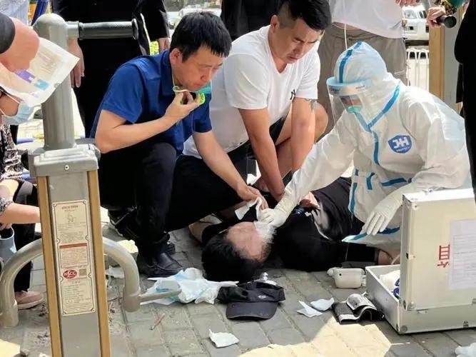 男子在家中突发心跳停止，医生持续心肺复苏1个小时，男子是否已恢复心跳？