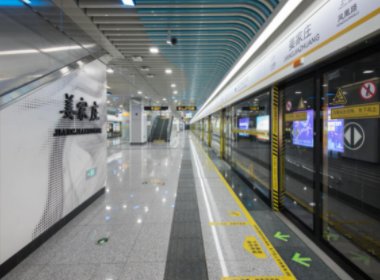 深圳地铁站有两名乘客抱摔互殴,事发当时的具体情况是怎样的?