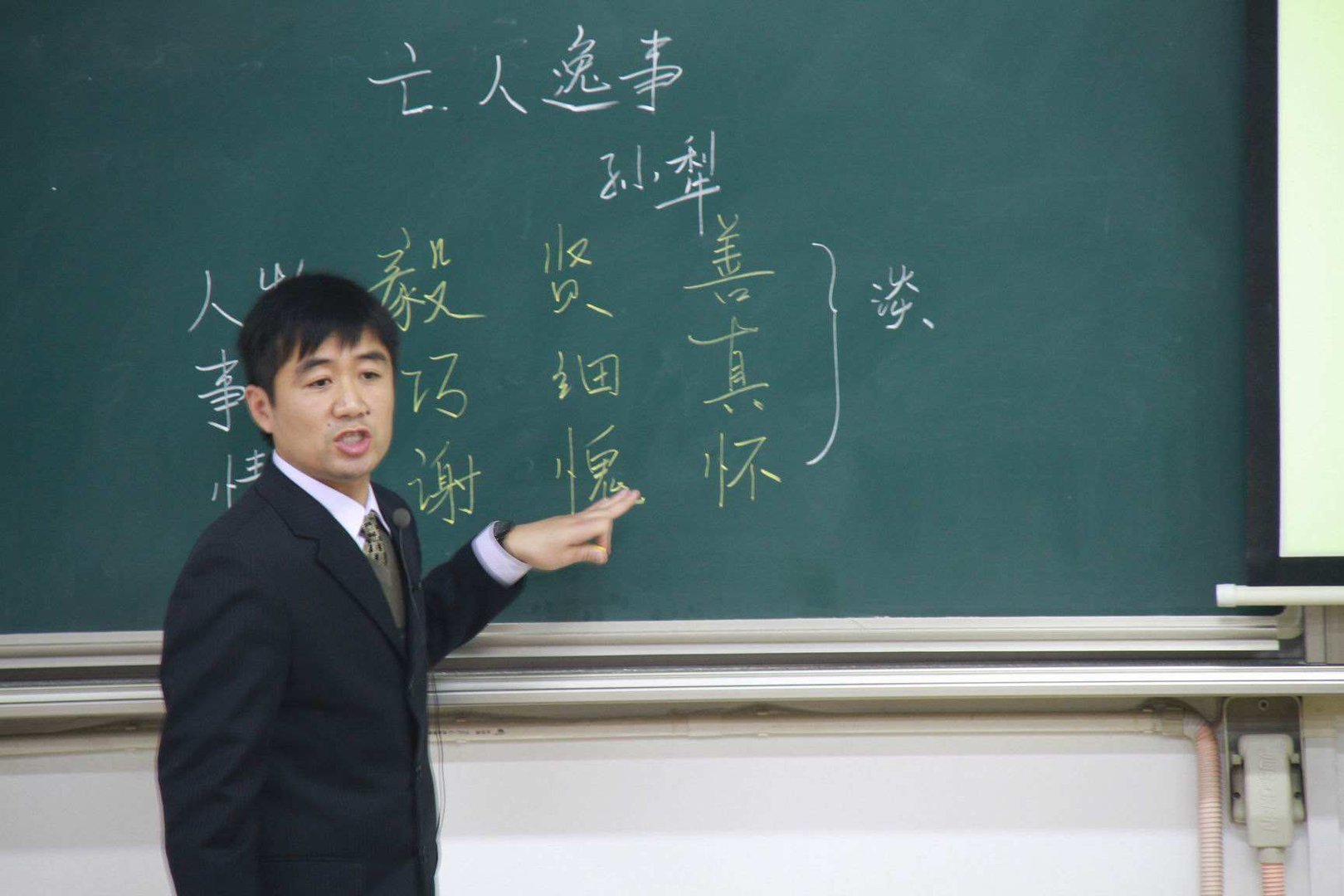 老师给学生加油手机掉进下水道，为何网友纷纷觉得搞笑？