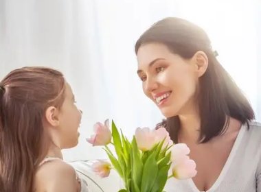 外出打工妈妈回家，孩子飞奔迎接，孩子对妈妈的爱有多深呢？