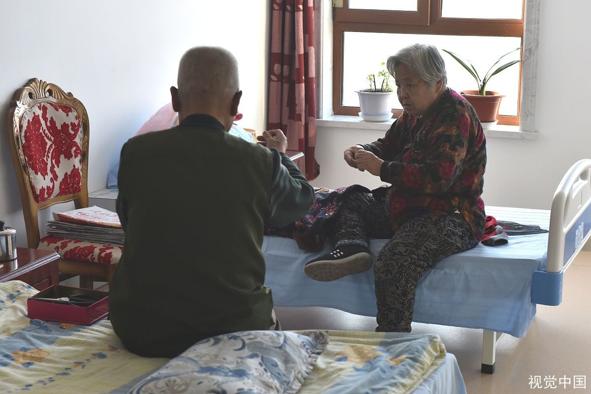 “妹子，我爱你”天津一养老院的大爷撩年轻女子，他是发病了才这样吗？