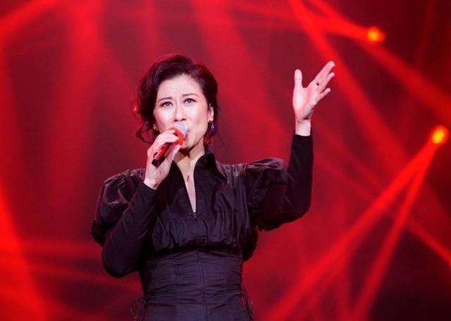 她苦苦爱了23年，站在林青霞身边是否也毫不逊色？