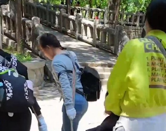 4名女子抬残疾好友登泰山，你如何看待这4名女子的行为?