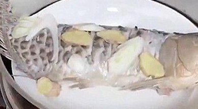 小区封闭，石家庄一男子杀自养金龙鱼做菜，他这是作秀还是真有困难？