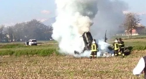 德国两名特技飞行员撞机身亡，事故发生的主要原因是什么？