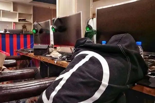 广州疫情防控，32人因此滞留网吧9天，他们是如何解决睡觉问题的？