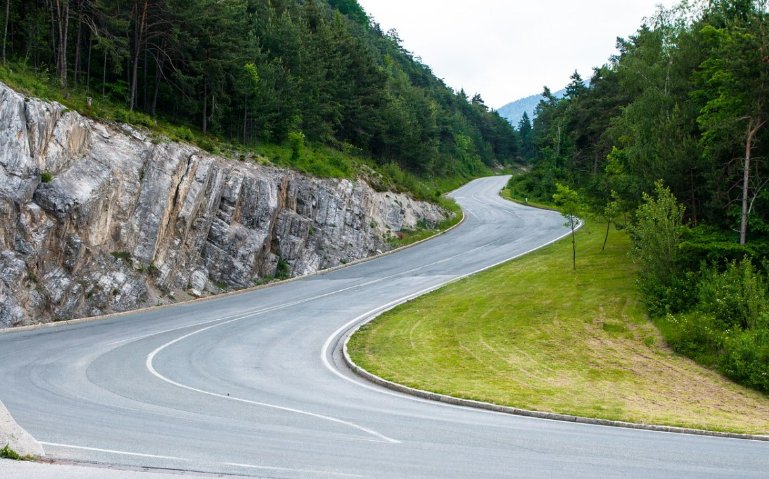 正确的政治路线要靠正确的