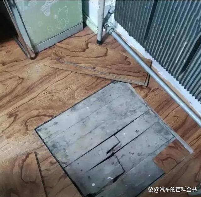 男生换宿舍，意外发现地板下暗藏地道，这到底是怎么回事呢？