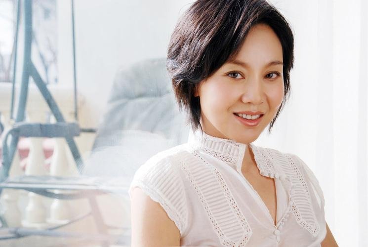 51岁闫妮近况曝光身穿花旗袍身材凹凸有致，她有哪些待播作品？