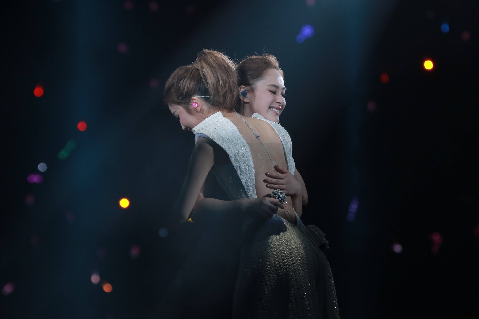 Twins穿白色姐妹装亲密同框，她们的姐妹情怎么样？