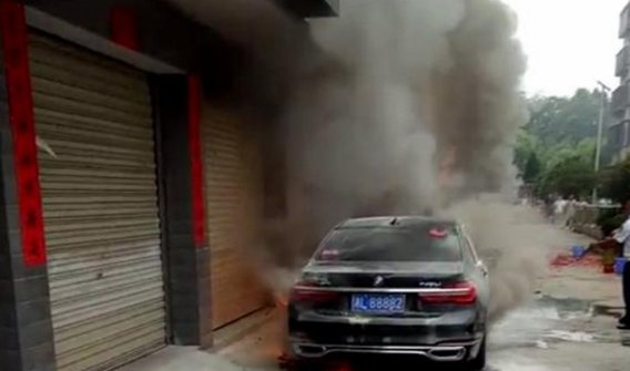 新人借宝马结婚为何豪车被烧成空壳？